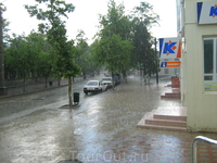 Дождь в Судаке 2. Вид на центральную улицу из кафешки "Челентано".