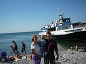 Наша семья на фоне "Коралла" и Черного моря в Прасковеевке перед посадкой в обратный путь - в Геленджик