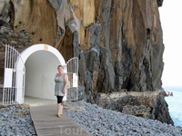 У выхода из туннеля Прая Формоза, а это - так называемый песчаный пляж! Булыжники, даже на гальку не тянут... У выхода из туннеля Прая Формоза, а это - так называемый песчаный пляж! Булыжники, даже на гальку не тянут...