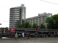 Амстердам. Впечатляющая стоянка для велосипедов.