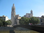 Вид от реки на церковь Сант Фелиу и Кафедральный собор