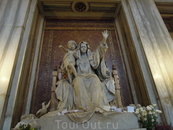 Рим  скульптура Девы Марии 
