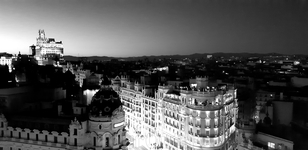 А если превратить эту фотографию в черно-белую, то станет ясно, что время не властно над этим городом. Над ним проносятся рассветы и закаты, а крылатый ... А если превратить эту фотографию в черно-белую, то станет ясно, что время не властно над этим городом. Над ним проносятся рассветы и закаты, а крылатый ...