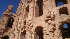 величественный Колизей (238 г. н.э), рассчитанный на 35 тысяч зрителей