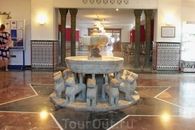 Холл отеля. Нмчего не напоминает? Почти точная копия фонтана в гареме султана в комплексе дворцов Альгамбры.