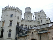 Замок можно рассматривать долго, внимательно вглядываясь, например в окна, которые не повторяют узор.
