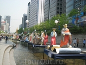 Ручей был украшен бумажными фигурами в преддверии важного буддийского праздника - дня рождения Будды