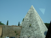 А эту пирамиду по кирпичикам привезли из Египта и сложили в Риме заново