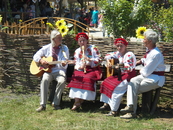 Живая музыка на завалинке перед куренем. Живая музыка была везде!