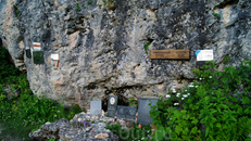Памятные доски на приюте в память о погибших альпинистах