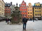 А теперь идем на Stortorget — Большую площадь, старейшую площадь Стокгольма. Сейчас на ней толпы туристов, на Рождество веселится ярмарка, а было время ...