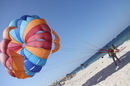 парашют на пляже отеля