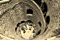 г. Синтра. Самый загадочный объект–колодец,уходящий вглубь земли.Спиральная галерея,идущая вокруг него,имеет девять уровней,в каждом уровне-по пятнадцать ...