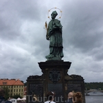 Около его фигуры можно загадывать желание: саму знаменитую статую Яна Непомуцкого создали в 1683 году. Ее точная копия стоит сейчас на мосту. На черных барельефах у подножья статуи до золота натерты т