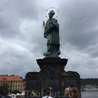 Около его фигуры можно загадывать желание: саму знаменитую статую Яна Непомуцкого создали в 1683 году. Ее точная копия стоит сейчас на мосту. На черных ...