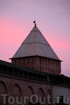Оно началось, когда красные кремлёвские башни почти растворились в розовом свете вечерней зари.