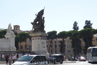 Рим. Скульптура у дворца Венеции.