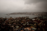 Вид на Стамбул с Галатской Башни. К сожалению, было пасмурно, поэтому вид не настолько впечатляющий, как мог бы быть