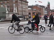 С велосипедами и здоровье крепче, и окружающая среда чище! В Копенгагене 35% населения ездят на велосипедах и 24 % - на автомобилях.