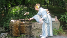 Перед посещением храма нужно омыть руки и прополоскать рот