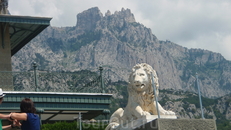 Каменные львы, охраняющие дворец, на фоне Ай-Петри.