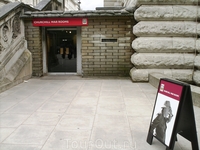 Вход в подвал, где расположился военный музей и музей Черчилля. Отсюда во время второй мировой велось командование английскими войсками. Сохранена или ...