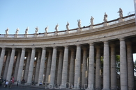 Ватикан.   284 колоннады в четыре ряда ,а над ними статуи  140 мучеников на площади Святого Петра .
