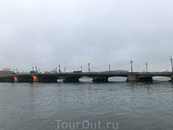 Благовещенский мост (ранее также Николаевский мост и мост Лейтенанта Шмидта) — первый постоянный мост через Большую Неву в Санкт-Петербурге. Он соединяет ...