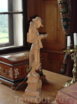 скульптура &quotКнижный червь&quot олицетворяет хозяина замка