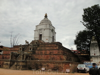 Храм Фасидега
В центре второй части Площади Дурбар расположен большой белый храм Фасидега, посвящённый Шиве. Храм возвышается на шестиуровневой платформе, откуда открывается восхитительный вид на всю 