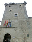 Далее наткнулись на еще одну достопримечательность - башня Гузман, Torreón de los Guzmanes. Башня является частью дома Garcibañes de Múxica, была возведена ...