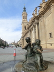 Мы вышли на главную площадь города, La Plaza del Pilar, которую еще называют Plaza de Catedrales (площадь соборов), и я ахнула от изумления. Я знала что ...