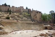 Руины римского театра (I век нашей эры) и дворец-крепость мавританских королей Алькасаба (строительство начато в XI веке на месте римского бастиона) 