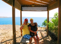 Мы с супругой на берегу Красного моря, на горке... Мы с супругой на берегу Красного моря, на горке...