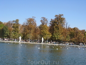 Озеро в парке около Лувра