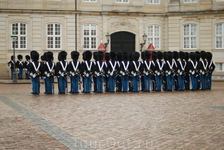 Построение гвардейцев перед королевским дворцом.