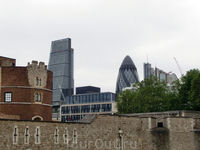Здания лондонского сити, знаменитый St Mary Axe (The Gherkin - корнишон), архитектора Нормана Фостера возвышаются над древними стенами Тауэра.