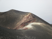 Красные, белые, зеленые отложения солей у одного из кратеров.