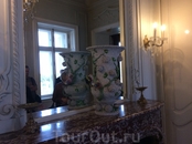 Ваза мейсенского фарфора. Дворец вообще отличается роскошью и внешнего,  и внутреннего убранства.