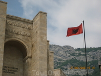 Албанский флаг у музея Скандерберга.