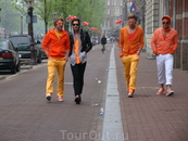Оранжевый - официальный цвет праздника! Вы не найдёте ни одного нидерландца у которого не было бы надето чего то оранжевого! Очень часто на улицах можно ...