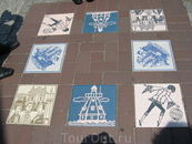 Тротуар украшен вставками из плитки с европейскми и китайскими мотивами