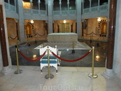 Внутри мавзолея. Тут лежит их любимый президент Хабиб Бургиба
