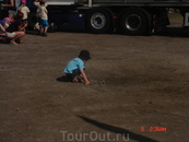 а этот малыш занимается своими делами, и танцоры на "сцене"  ему не мешают :)