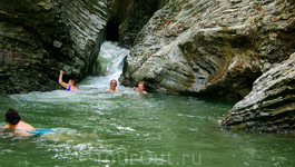 Купаться здесь одно удовольствие-чистейшая вода,очень теплая,да и сам водопад создает эффект джакузи.