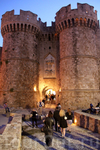 Средневековый город Родоса раскрывает прошлое... В город ведут ворота с башнями.