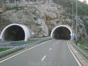 Дорога на Плтвицкие озёра проходит вдоль Адриатики по горной дороге, где встречаются тоннели, проезд платный.