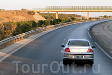 Дороги в Тунисе отличные, но светофоров практически не существует ... В городах очень сложно ездить...