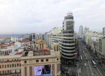 Здание, которое начинает третий отрезок Gran Vía (про три отрезка я писала в прошлом мадридском отчете) называется Edificio Capitol или Edificio Carrión по имени его первого владельца - Enrique Carrió