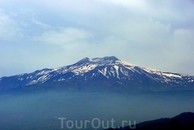 Вулкан Этна (снимок из городского сада Таормины)